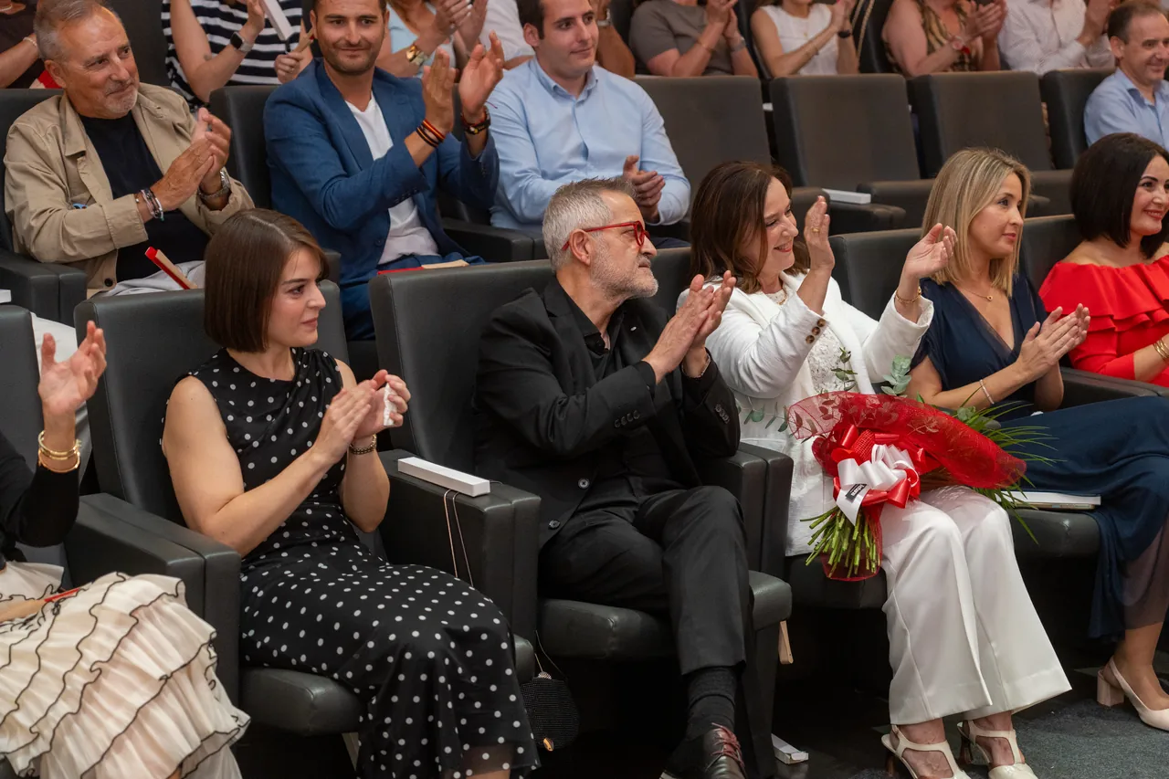 Aplausos del público en el aniversario de Clínica Sacher en Ontinyent, Valencia.