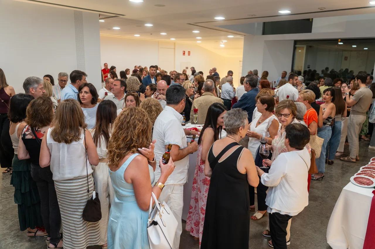 Invitados conversando al terminar el acto del 25 aniversario de Clínica Sacher.
