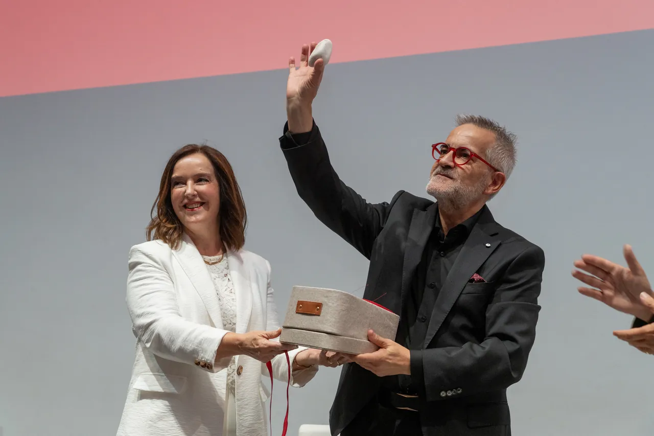 Un momento de reconocimiento durante el 25 aniversario de Clínica Sacher en Ontinyent.