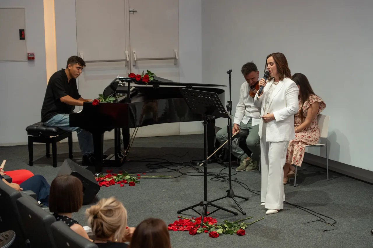 Piano y voz en directo durante el 25 aniversario de Clínica Sacher.