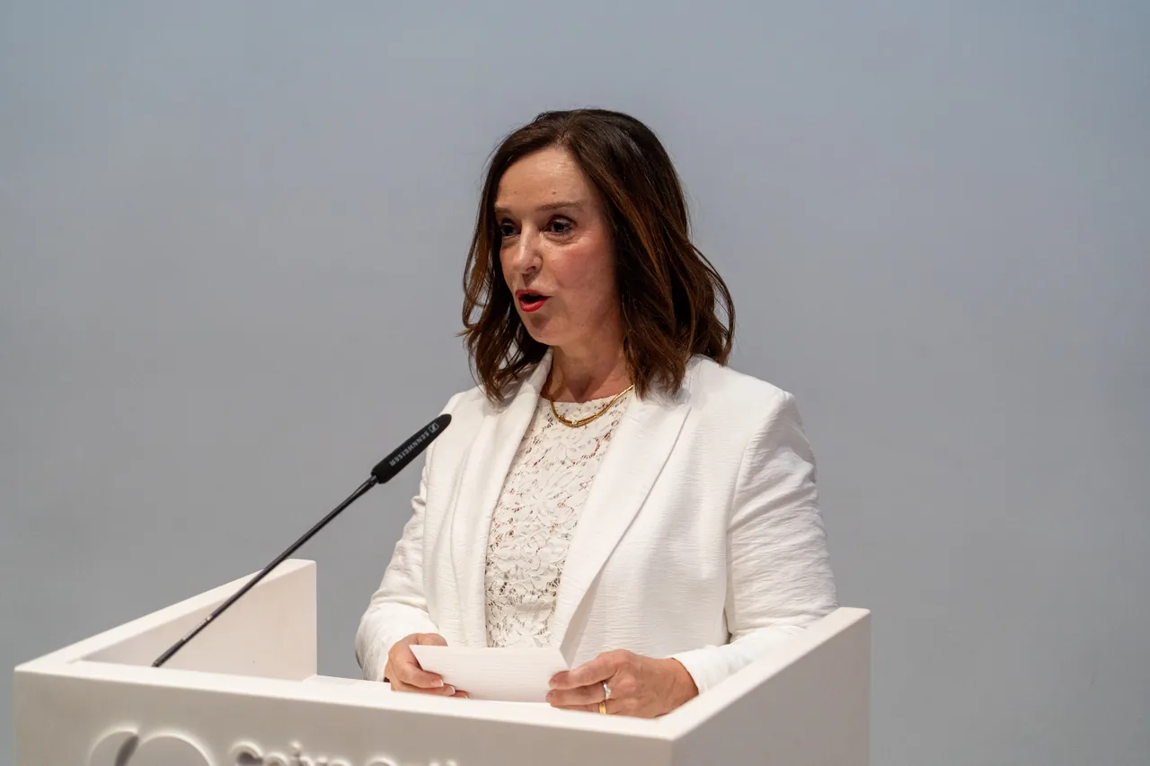 Intervención desde el atril en la celebración de Clínica Sacher, Ontinyent.