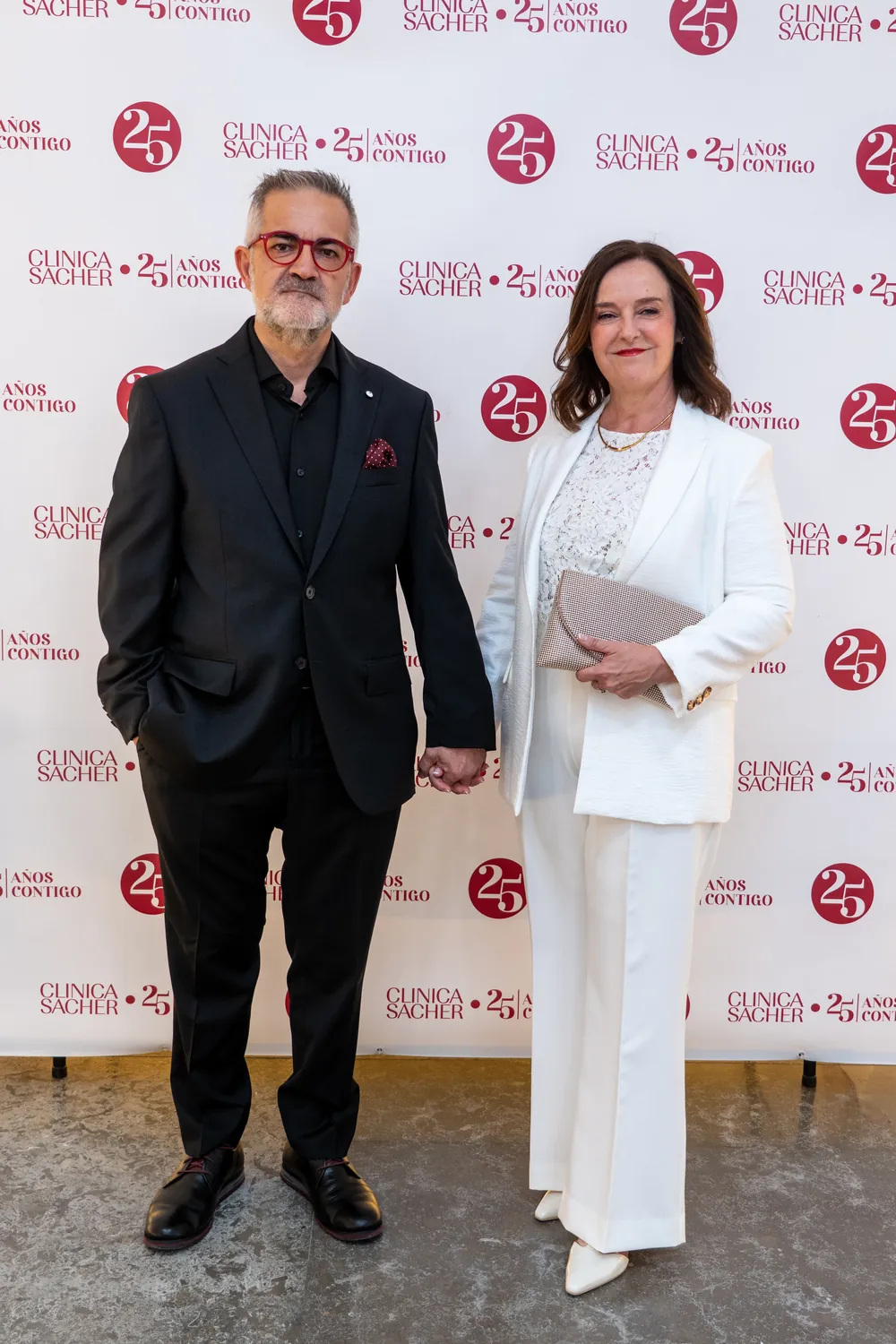 Recuerdo del 25 aniversario ante el photocall de Clínica Sacher en Ontinyent.