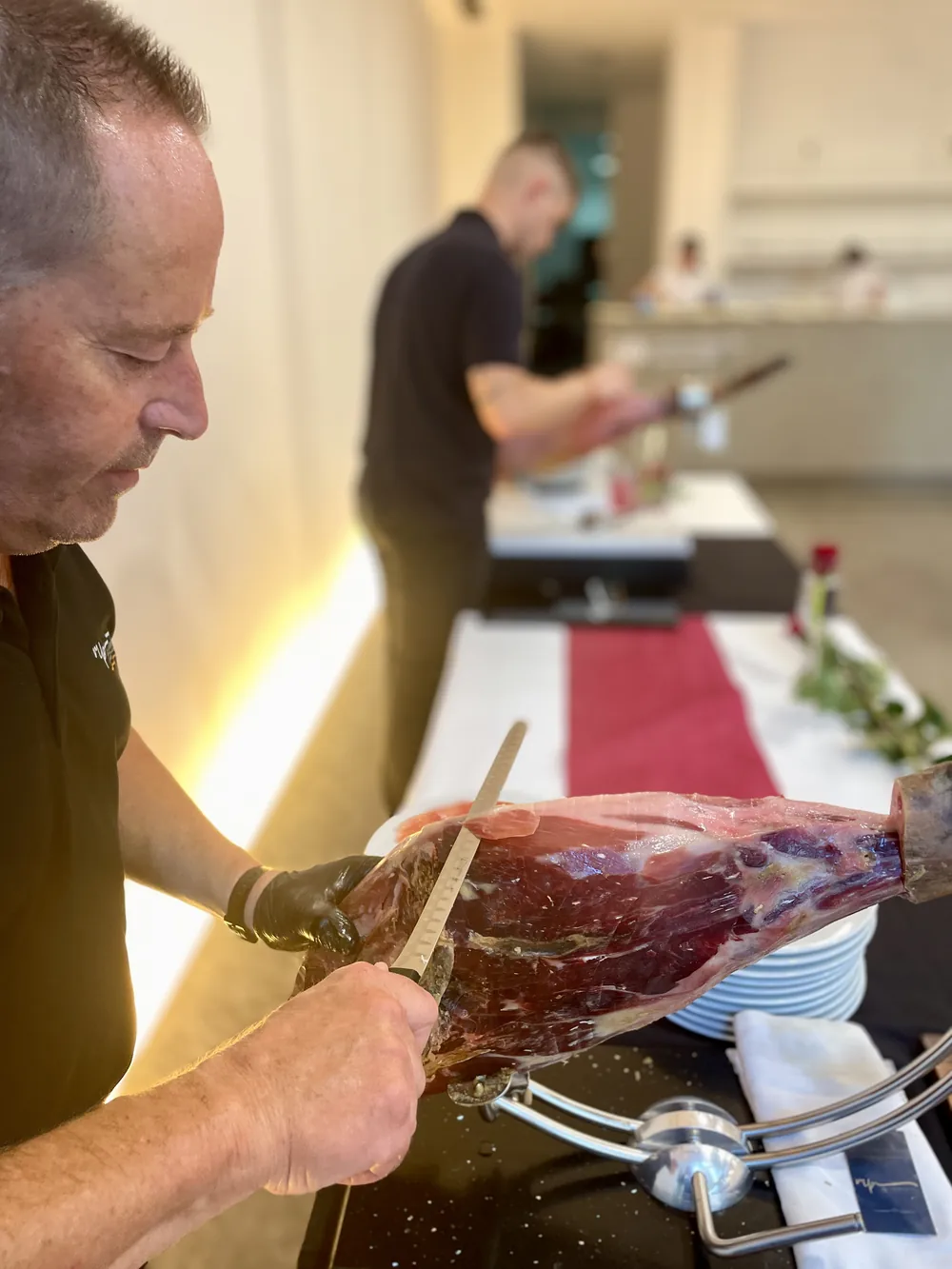 Preparación del aperitivo del 25 aniversario de Clínica Sacher en Ontinyent.