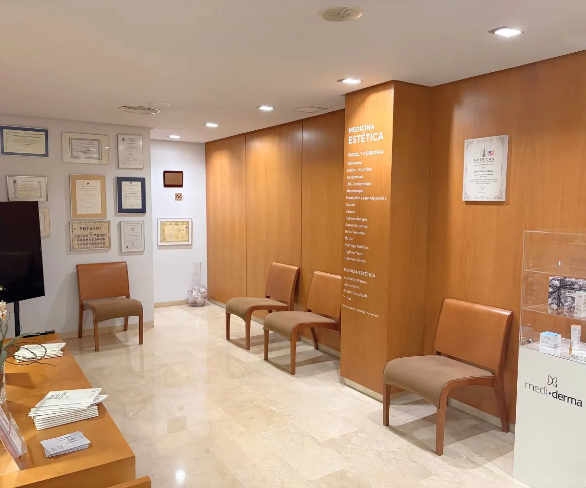 Sala de espera de Clínica Sacher en Ontinyent, Valencia
